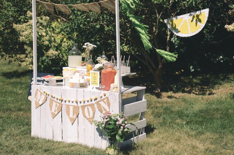 Lemonade stand DIY and party decor ideas