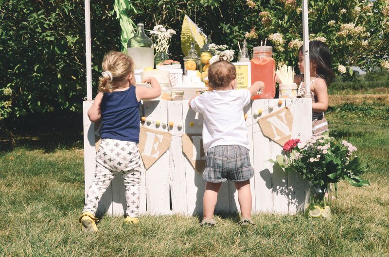 kids eating from a lemonade stand themed party in their kewe clothing