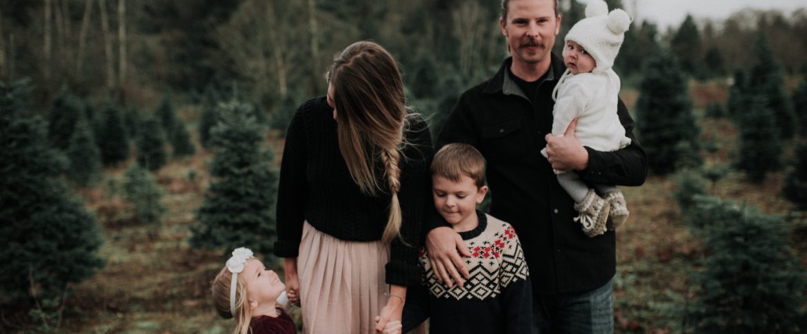 Christmas themed holiday Family Photos with kids