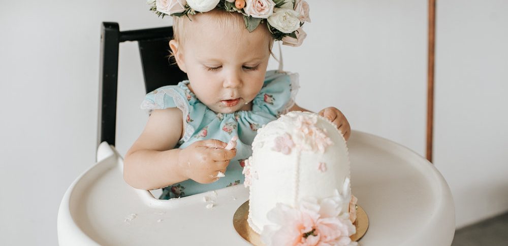 First Birthday Party Floral Cake Smash Ideas and Inspiration | One Year Old Birthday Party Decor // @creativewifeandjoyfulworker | photo juliechristinephotography.com