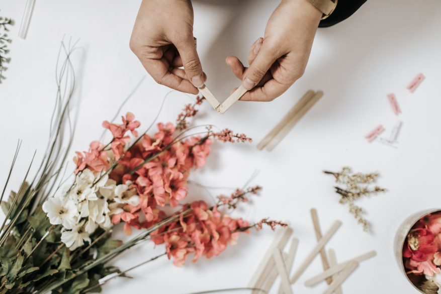 Instructions and Supplied for how to make a faux heart shaped garland using popsicles
