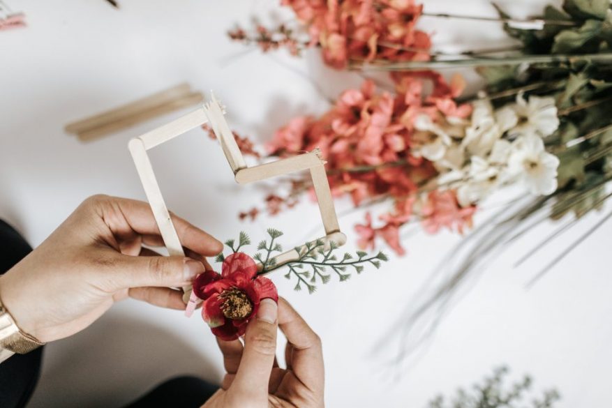 Instructions and Supplied for how to make a faux heart shaped garland using popsicles