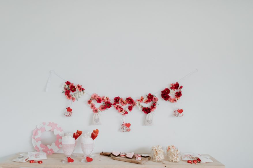 10 Party Decorations and Valentine's Food Ideas // Chocolate heart strawberries, vegan cookies, chocolate sprinkle popcorn, valentines treat bags, flavoured irish soda recipe and floral heart garland