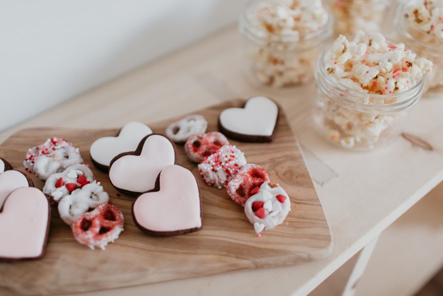 10 Party Decorations and Valentine's Food Ideas // Chocolate heart strawberries, vegan cookies, chocolate sprinkle popcorn, valentines treat bags, flavoured irish soda recipe and floral heart garland