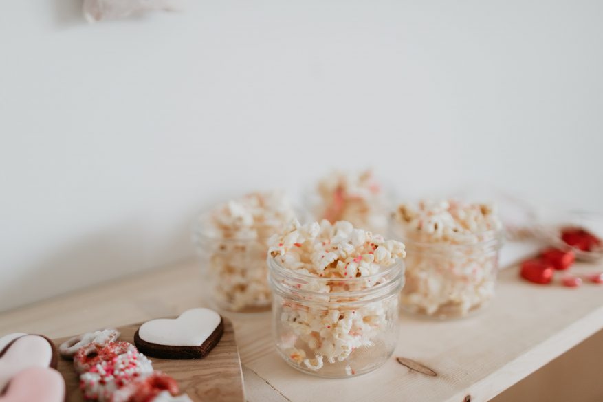 10 Party Decorations and Valentine's Food Ideas // Chocolate heart strawberries, vegan cookies, chocolate sprinkle popcorn, valentines treat bags, flavoured irish soda recipe and floral heart garland