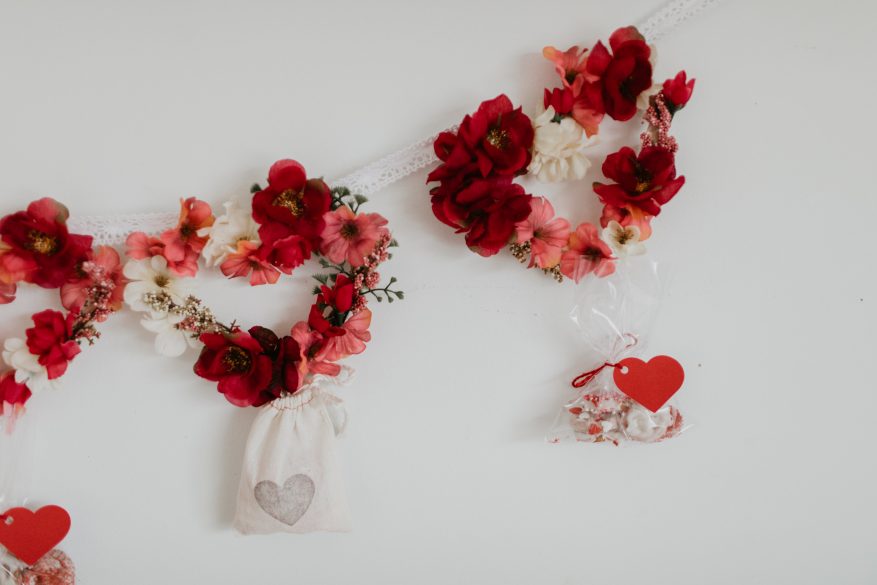 10 Party Decorations and Valentine's Food Ideas // Chocolate heart strawberries, vegan cookies, chocolate sprinkle popcorn, valentines treat bags, flavoured irish soda recipe and floral heart garland