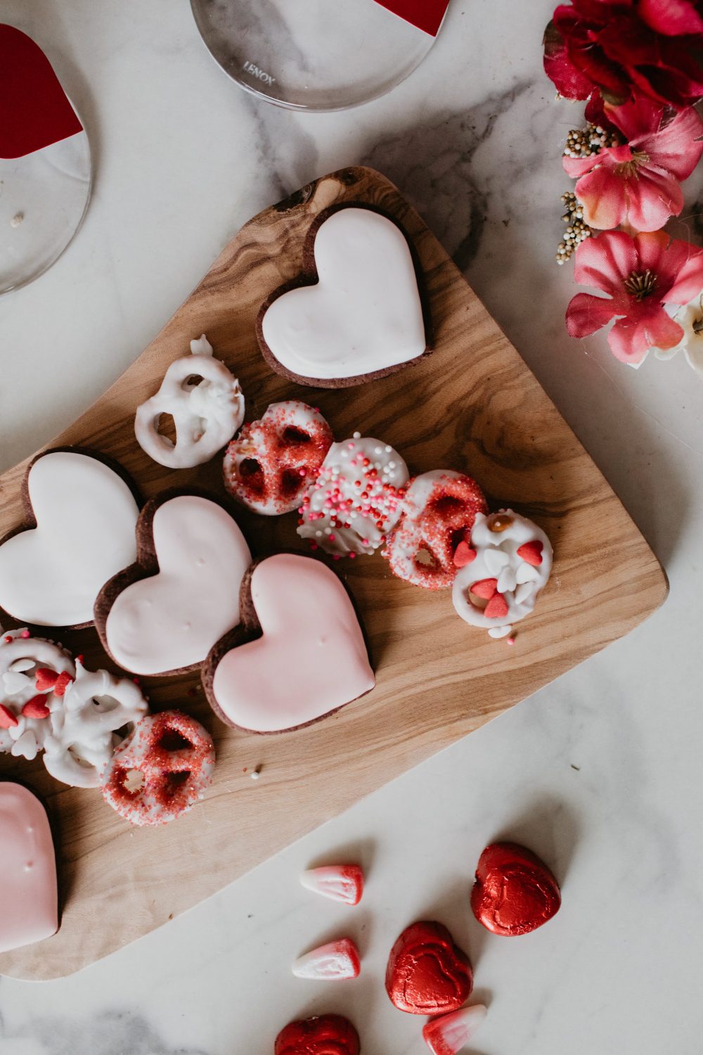 10 Party Decorations and Valentine's Food Ideas // Chocolate heart strawberries, vegan cookies, chocolate sprinkle popcorn, valentines treat bags, flavoured irish soda recipe and floral heart garland