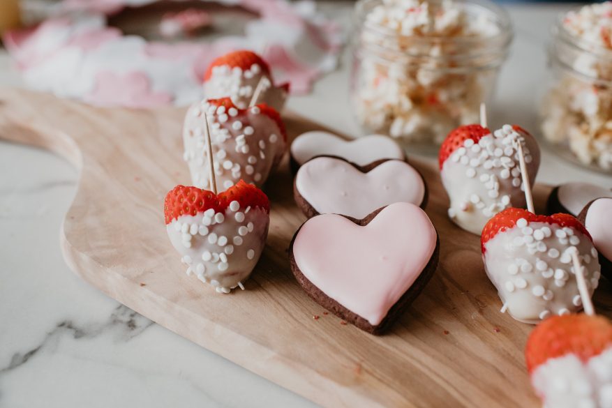 10 Party Decorations and Valentine's Food Ideas // Chocolate heart strawberries, vegan cookies, chocolate sprinkle popcorn, valentines treat bags, flavoured irish soda recipe and floral heart garland