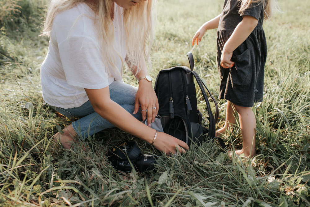 Photographer Mama and Daughter styling comfortable and stylish camera bag by Jo Totes | Functional camera gear for photographers