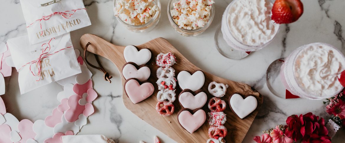 10 Party Decorations and Valentine's Food Ideas // Chocolate heart strawberries, vegan cookies, chocolate sprinkle popcorn, valentines treat bags, flavoured irish soda recipe and floral heart garland