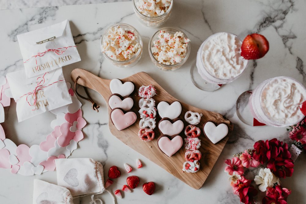 10 Party Decorations and Valentine's Food Ideas // Chocolate heart strawberries, vegan cookies, chocolate sprinkle popcorn, valentines treat bags, flavoured irish soda recipe and floral heart garland